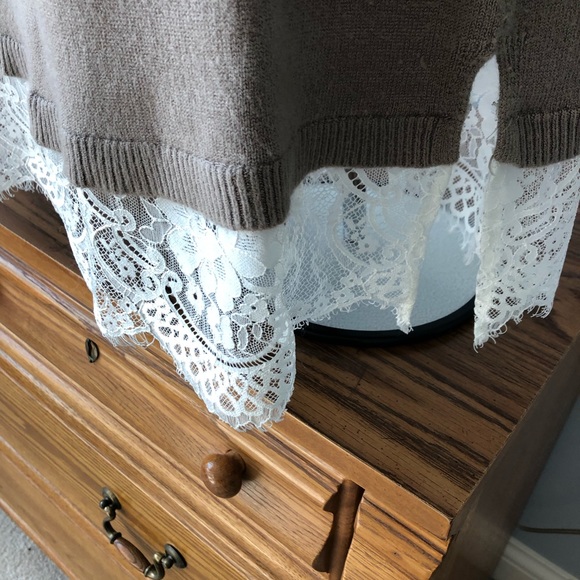 Unique turtleneck tunic with lace bottom - Picture 4 of 5